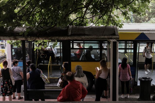 Στοιβαγμένος ο κόσμος στα λεωφορεία την πρώτη μέρα των μέτρων