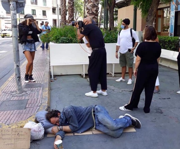 Δημήτρης Σκουλός: Θύελλα αντιδράσεων για τη φωτογράφιση δίπλα σε άστεγο