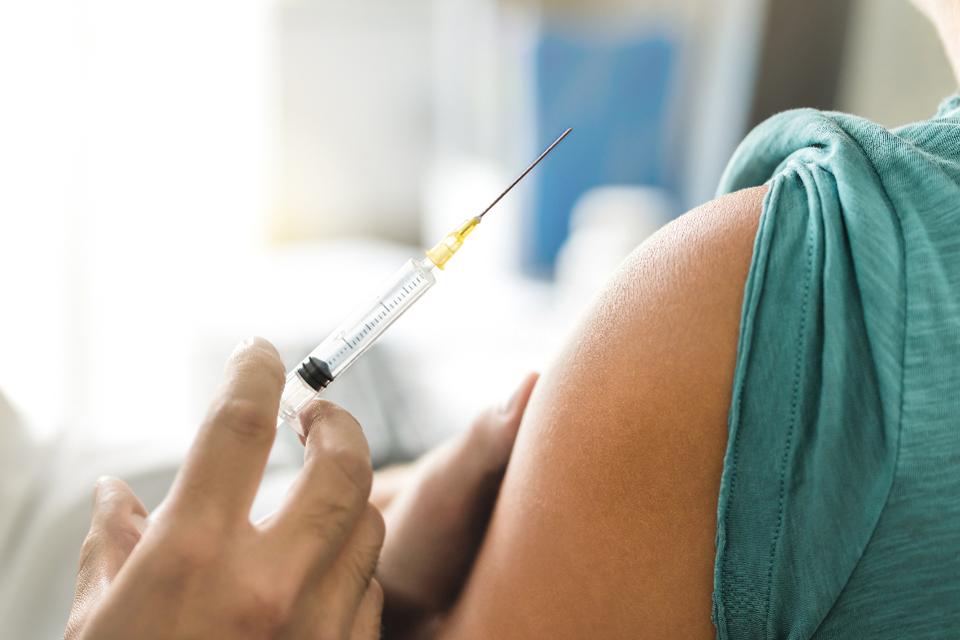 Εμβόλιο γρίπης: Οι συστάσεις του υπουργείου Υγείας μέσω εγκυκλίου – Ποιοι έχουν προτεραιότητα και γιατί