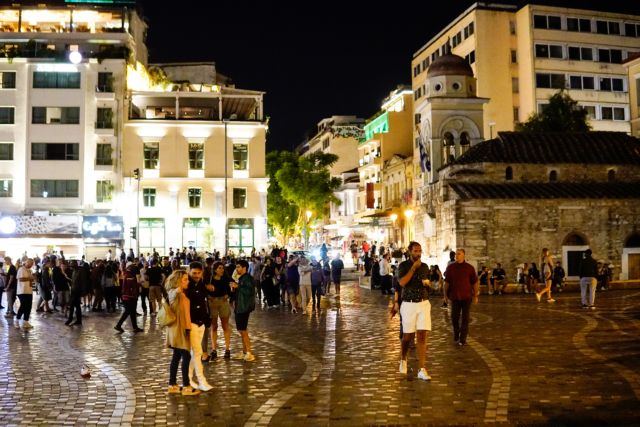 Κοροναϊός: Συνωστισμός στις πλατείες παρά τα κλειστά περίπτερα
