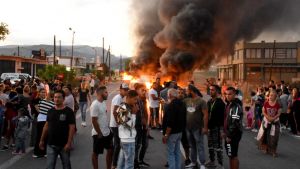 Σοβαρά επεισόδια σε πολλές περιοχές για τη δολοφονία του 18χρονου Ρομά