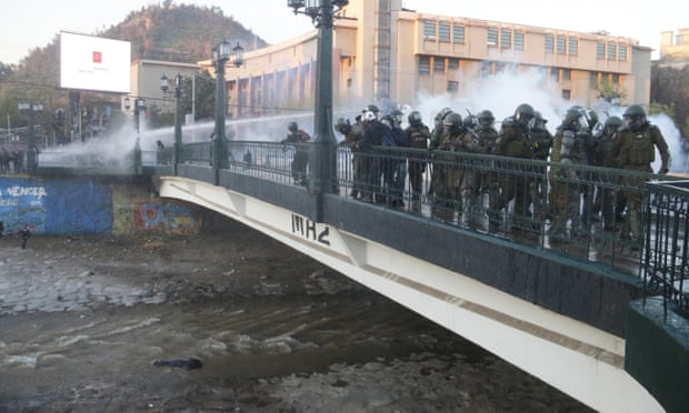 Χιλή: Σάλος με βίντεο που δείχνει αστυνομικό να ρίχνει από γέφυρα 16χρονο διαδηλωτή