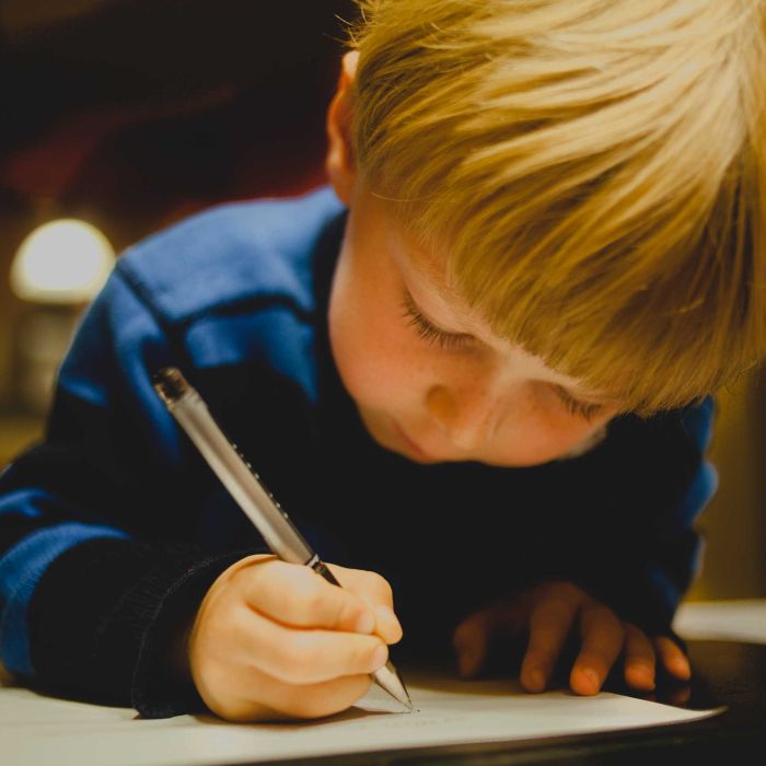 Το γράψιμο με το χέρι (και όχι με το πληκτρολόγιο) κάνει τα παιδιά εξυπνότερα