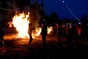 Χάος από συγκεντρώσεις Ρομά σε όλη τη χώρα – Φωτιές και οδοφράγματα