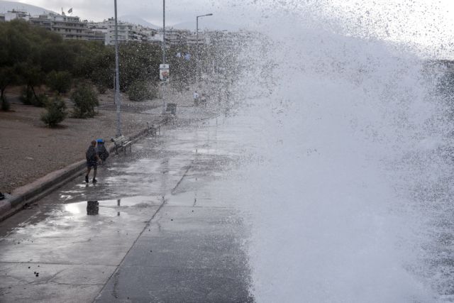 Καιρός: Ισχυρές καταιγίδες στο Ιόνιο – Ποτάμια οι δρόμοι στην Κέρκυρα | tanea.gr