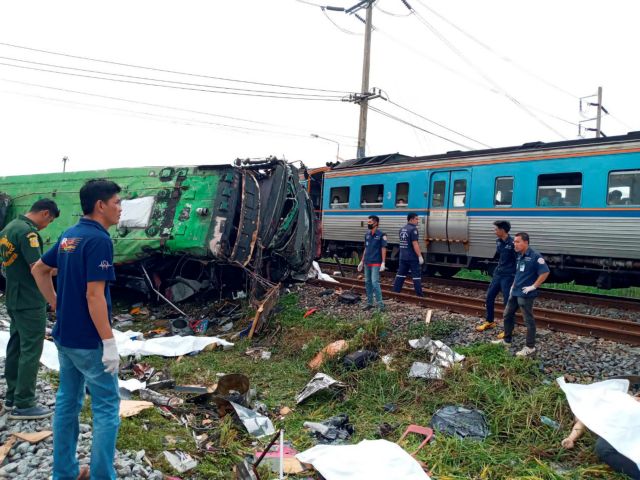 Ταϊλάνδη : 17 νεκροί από φοβερή σύγκρουση λεωφορείου με τρένο