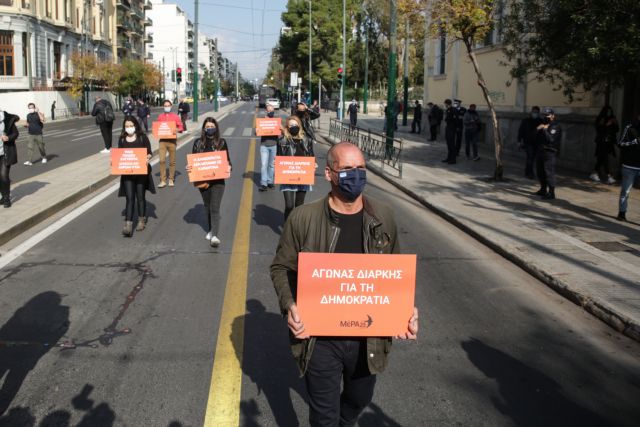 Πορεία Βαρουφάκη και μελών του ΜέΡΑ25  από το Πολυτεχνείο στην αμερικάνικη Πρεσβεία