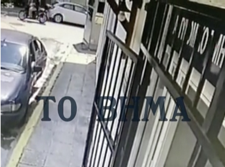 Απόδραση: Απίστευτο βίντεο με αλλοδαπό να φεύγει ανενόχλητος από αστυνομικό τμήμα