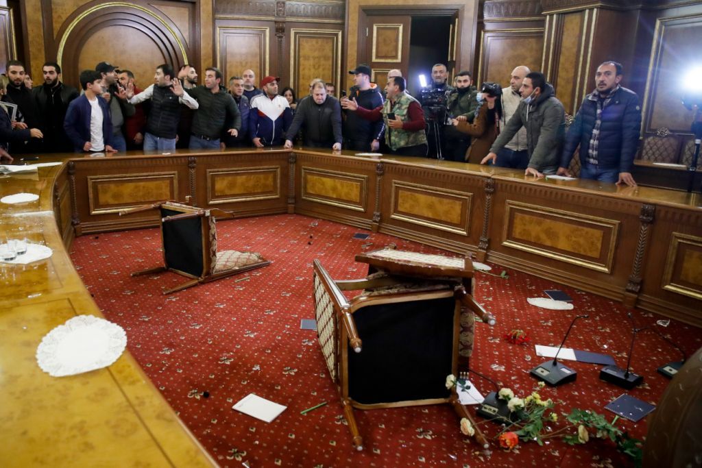 Η Τουρκία βάζει πόδι στον Καύκασο – Κατέλαβαν το Κοινοβούλιο στην Αρμενία
