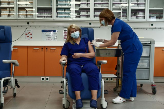 Ιστορική στιγμή: Ξεκίνησαν οι εμβολιασμοί στην Ελλάδα – Πρώτη νοσηλεύτρια του «Ευαγγελισμού»