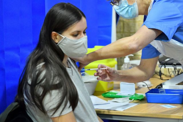 Κοροναϊός – Βρετανία : Σχεδόν 140.000 άνθρωποι έχουν κάνει την πρώτη δόση του εμβολίου των Pfizer/BioNTech