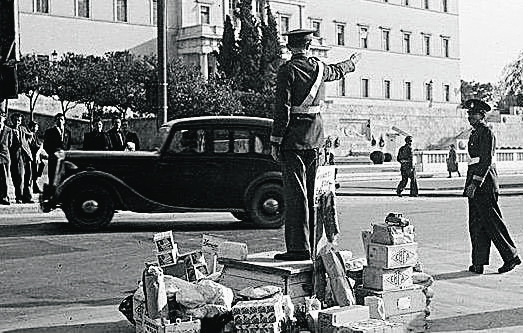 Χωρίς ντροπή αναζητεί  τη γόβα που έχει χαθεί