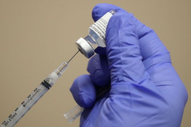 Η ανεπάρκεια εμβολίων οδηγεί σε νέες τακτικές εμβολιασμού