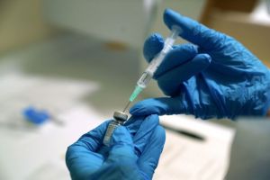 Μόσιαλος : Διευκρινίσεις για το εμβόλιο κατά του κοροναϊού