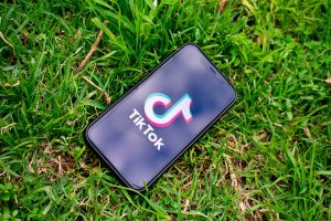 TikTok: Κλειδώνει όλους τους λογαριασμούς που ανήκουν σε χρήστες κάτω των 16 ετών