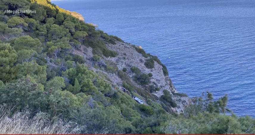 Χωρίς τις αισθήσεις του ο οδηγός του αυτοκινήτου που έπεσε σε γκρεμό