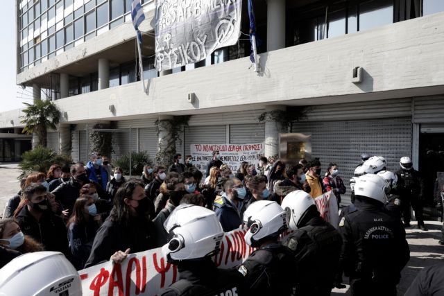 Το σποτ της ΚΝΕ για την έφοδο των ΜΑΤ στο ΑΠΘ