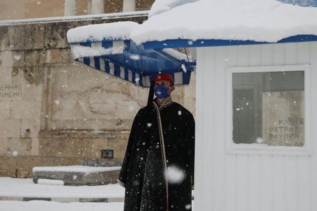 Οι Εύζωνες φόρεσαν τις κάπες τους λόγω της κακοκαιρίας