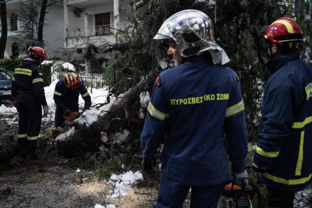 Επιχείρηση απεγκλωβισμού οικογένειας με εμπύρετο παιδί στη Δροσιά