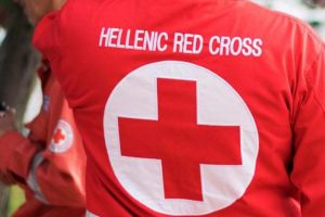 O Ερυθρός Σταυρός συνεισφέρει στη μεταφορά ευάλωτων ανθρώπων στα εμβολιαστικά κέντρα της Αττικής