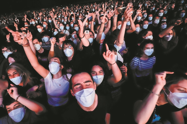 5.000 θεατές με αρνητικά τεστ και μάσκες