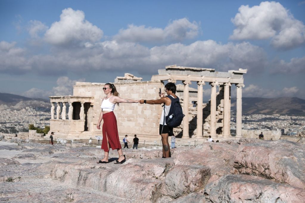 Οι πρώτοι τουρίστες έφτασαν – Τα παράλογα άρχισαν