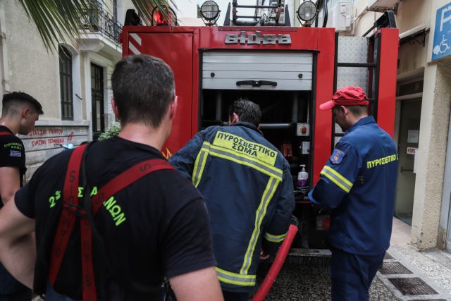 Συναγερμός στη Μάνδρα μετά από φωτιά σε υπαίθριο χώρο