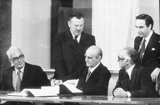 Ενταξη στην ΕΟΚ: Η υπογραφή της Συνθήκης Προσχώρησης της Ελλάδας 42 χρόνια πριν