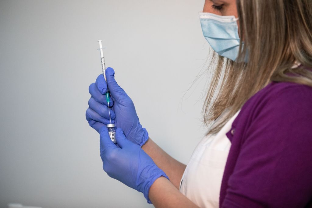 Οι δυνατότητες που ανοίγονται για όσους έχουν εμβολιαστεί πλήρως για τον κοροναϊό