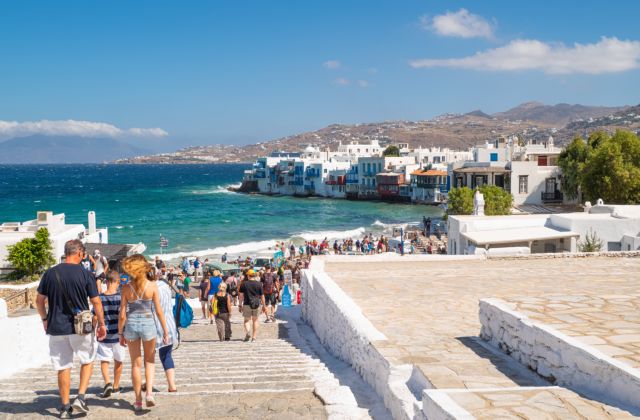 Sun: Τα ελληνικά νησιά δεν θα μπουν αμέσως στη βρετανική πράσινη λίστα