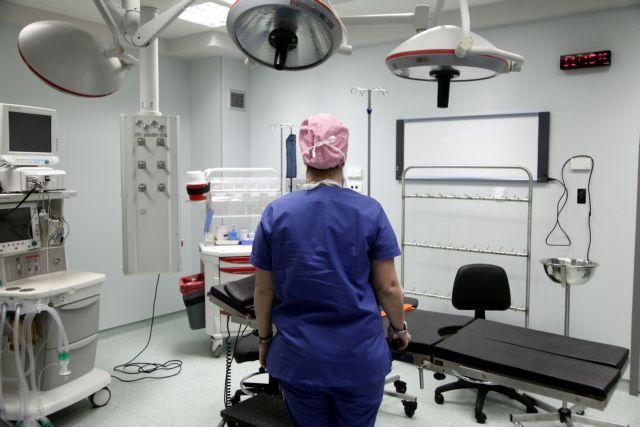 Θεσσαλονίκη: Ανεμβολίαστη αναισθησιολόγος κόλλησε κοροναϊό και… πάγωσαν τα χειρουργεία