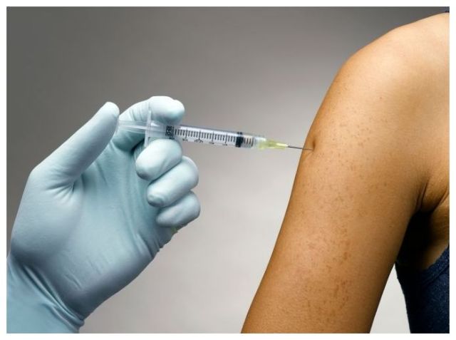 Βασιλακόπουλος: Μονόδρομος ο εμβολιασμός – «Μην ακούτε τους ψεκασμένους αντιεμβολιαστές»