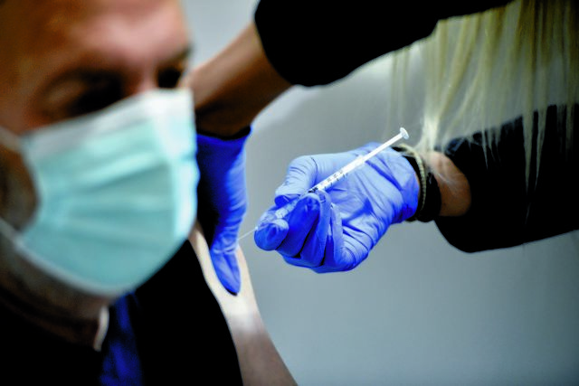 Κοροναϊός: Ανοίγει ο δρόμος για τους υποχρεωτικούς εμβολιασμούς – Τι λένε οι υγειονομικοί, ποιοι εργαζόμενοι ενδέχεται να ακολουθήσουν