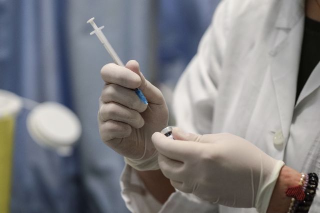 Χανιά: Δεν φαίνεται να οφείλονται σε θρόμβωση ή στο εμβόλιο οι επιπλοκές της 50χρονης νοσηλεύτριας
