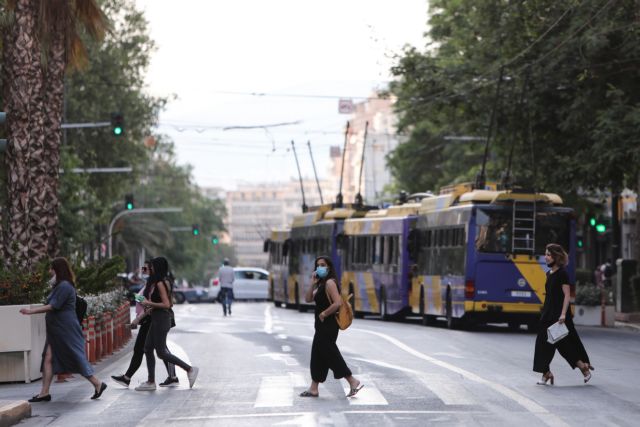 Κάτω από 400 οι διασωληνωμένοι – 24 οι νεκροί