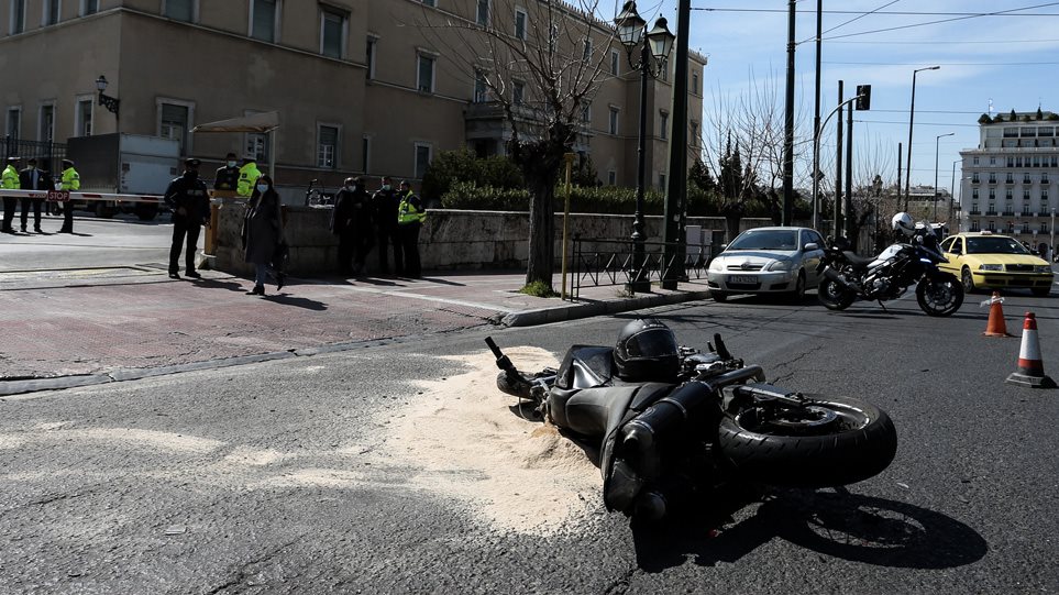 Συγκινεί ο πατέρας του Ιάσονα που σκοτώθηκε στο τροχαίο στη Βουλή