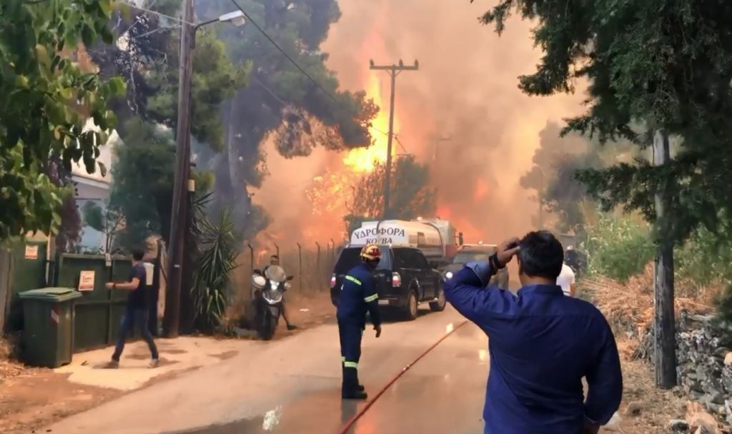 Φωτιά στη Σταμάτα: Νέο μήνυμα από το 112 – Κλείστε καμινάδες και παράθυρα, παραμείνετε σε ετοιμότητα