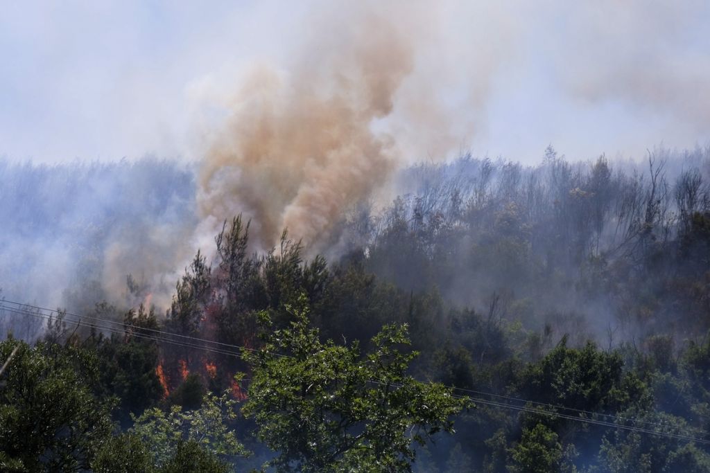 Σε ολονύκτια επιφυλακή για τις φωτιές σε Εύβοια και Βαρνάβα