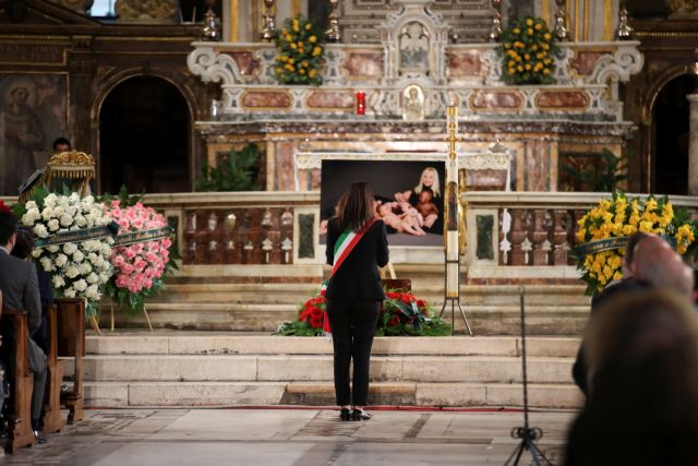 Χιλιάδες Ιταλοί αποχαιρέτησαν τραγουδώντας τη θρυλική Ραφαέλα Καρά