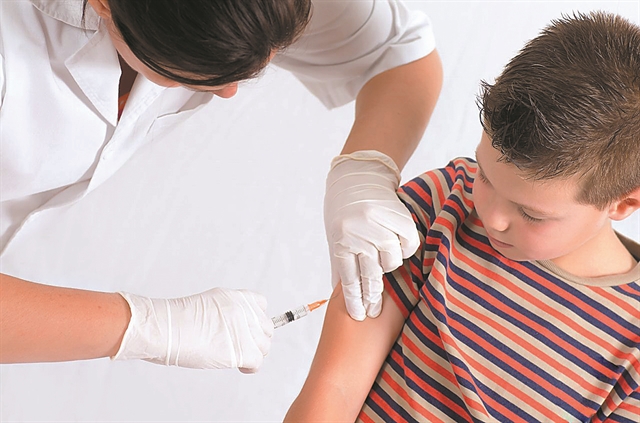 Μπαίνουν στη σειρά για εμβολιασμό και οι έφηβοι 15-17 ετών