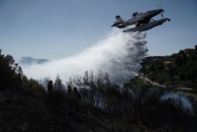 Μεγάλη φωτιά στην Εύβοια, απειλούνται σπίτια