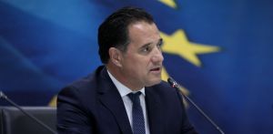 Γεωργιάδης: Ανοικτό ενδεχόμενο απαγόρευσης εισόδου ανεμβολίαστων σε λιανεμπόριο