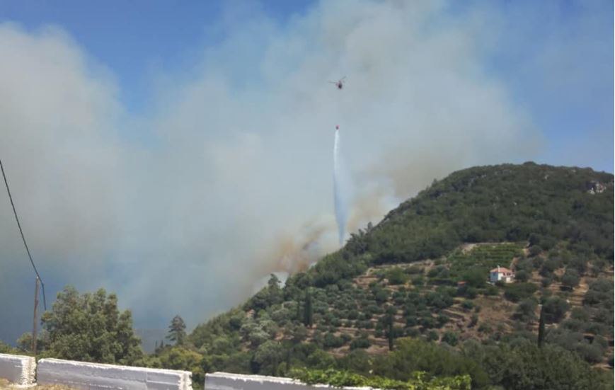 Ανεξέλεγκτη η φωτιά στη Σάμο – Εκκενώνονται ξενοδοχεία λόγω του καπνού