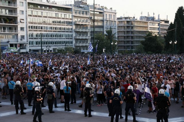 Με σημαίες, σταυρούς και καταγγελίες για… τσιπάκια βγήκαν στους δρόμους αντιεμβολιαστές