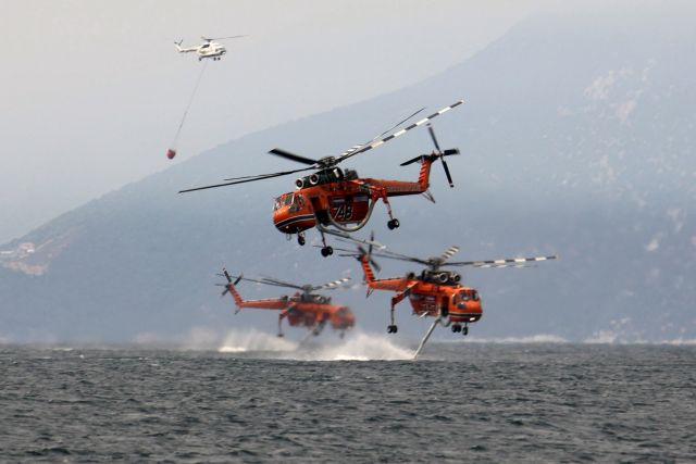 Συνεχής η μάχη με τις αναζωπυρώσεις σε Πελοπόννησο και Εύβοια