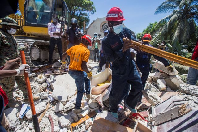 Αϊτή – Πλησιάζουν τους 1.300 οι νεκροί – Μάχη με τον χρόνο για τους εγκλωβισμένους