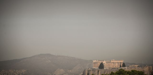 Γεμάτος ρύπους ο αέρας στην Ελλάδα λόγω πυρκαγιών – Πότε θα καθαρίσει επιτέλους η ατμόσφαιρα