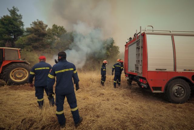 Πύρινη κόλαση στην Εύβοια – Τρία τα μέτωπα, μάχη για να σωθούν Κεχριές και Δάφνη