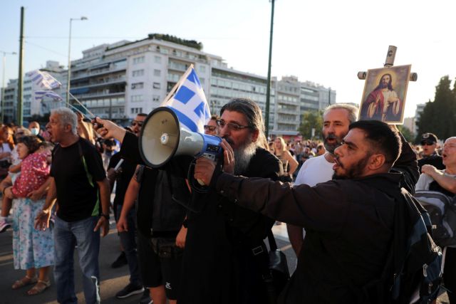 Οικονόμου – Ετερόκλητη η σύνθεση των συλλαλητηρίων κατά του εμβολίου