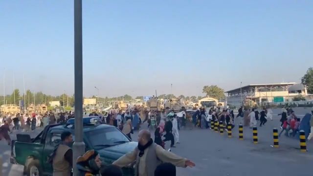 Αφγανιστάν – Χαμός στο αεροδρόμιο της Καμπούλ – Αμερικανοί στρατιωτικοί πυροβολούν στον αέρα